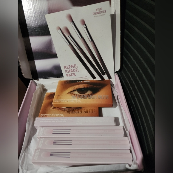 NEW Kylie Cosmetics Eyeshadow Palette & Brush Bundle - Picture 1 of 4